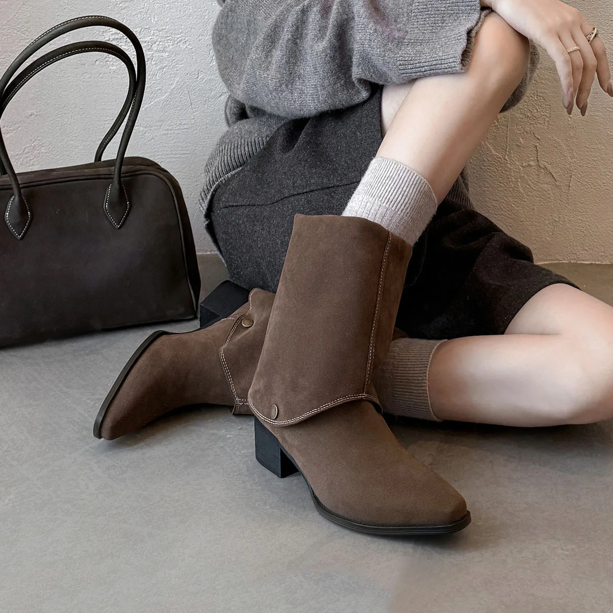 

Cow suede Turned-over Edge Modern boots Square toe slip-on Turned-over Edge Middle heel Two kinds of wearing boots