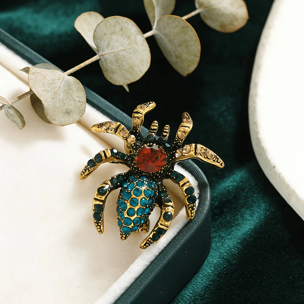 Retro spider brooch with gradient rhinestones& two-tone outline.Pin it on leather,denim or dark wear—mysterious,rebellious, bold