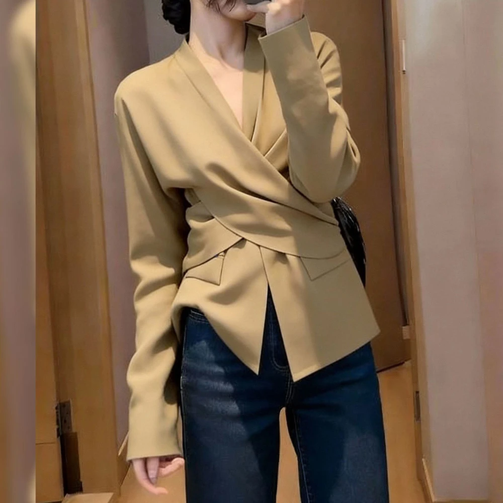 

The design trendy and cool, gray-blue fake two-piece top, women's 2026 early spring waist irregular hem off-the-shoulder shirt