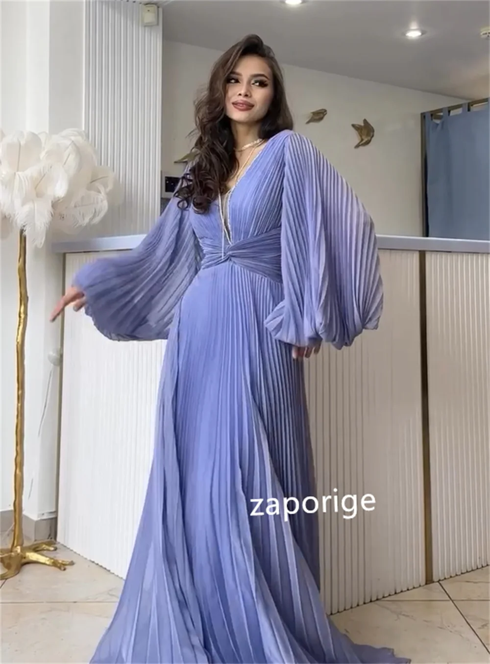 فساتين طويلة مخصصة بطيات شيفون على شكل حرف A ورقبة على شكل حرف V مناسبة مخصصة للحفلات الراقصة بمقاسات بسيطة متاحة على الطراز الحديث