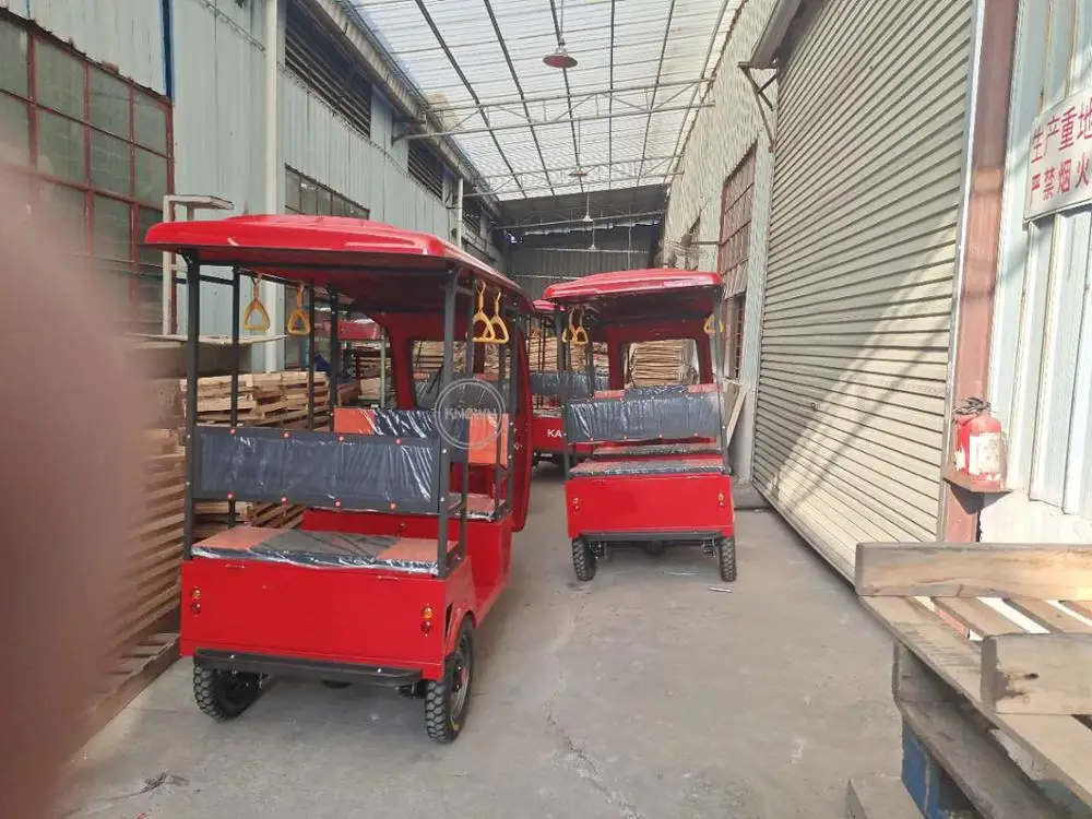 Venda quente Triciclo elétrico de 3 rodas para adultos veículo carrinho de passageiros turísticos cor vermelha tuk tuk carro com painel solar