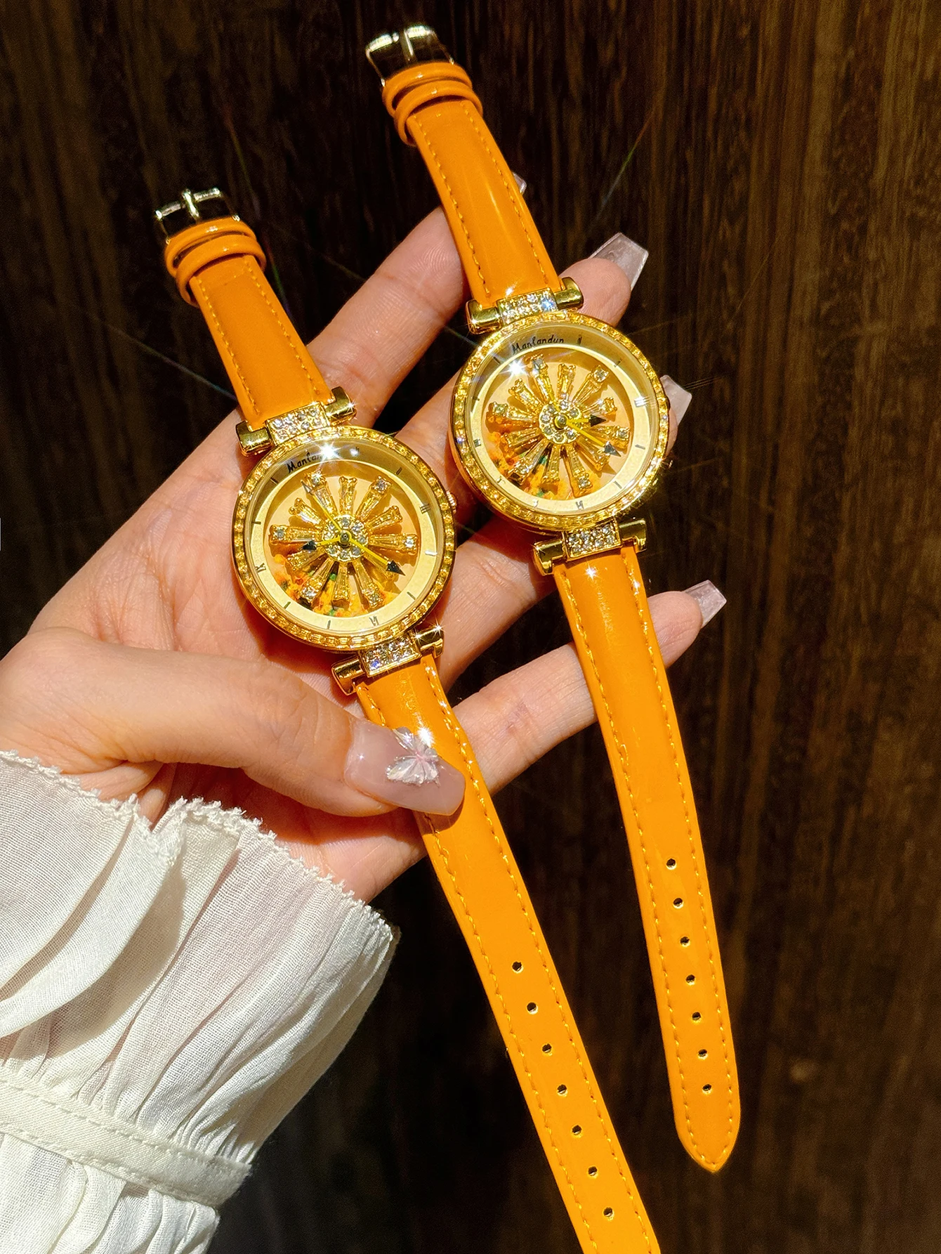 1 Piece of Bright Eye-Catching Fashionable Luxury Women's Watch Inlaid with Rhinestones, Equipped with Charming Sunflower Flower Rotating Dial, Stainless Steel Case, Durable Leather Strap, Unique Personalized Design Watch, Perfect for Women's Date Gift and Daily Wear