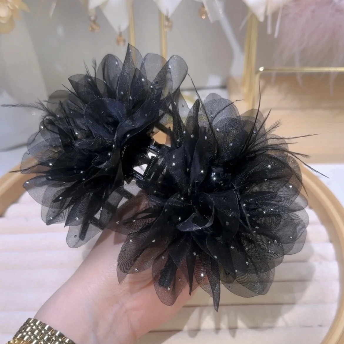 Tocado nuevo negro para mujer, pinzas para el pelo esponjosas con flores y plumas, Clip de tiburón a la moda de lujo, accesorios para el cabello para mujer 2024