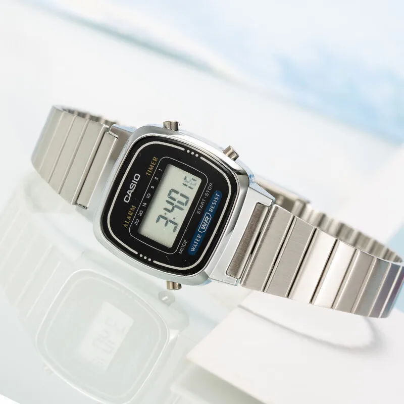 ساعة كاسيو للرجال بمينا صغير كلاسيكية مربعة كلاسيكية LED وشاشة رقمية وحركة كوارتز وساعات عصرية للطلاب