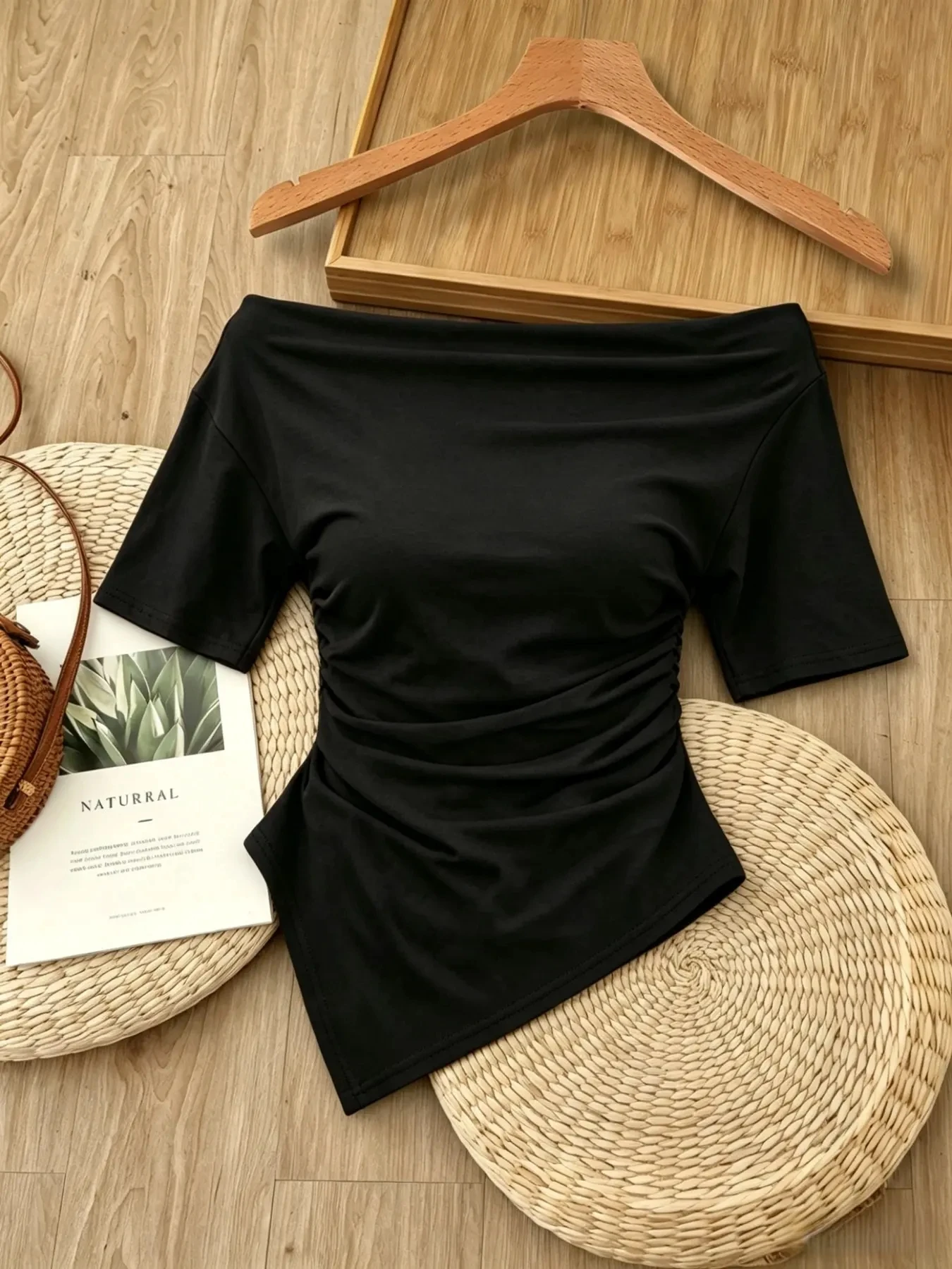 Damen-Top mit freiem Schulterbereich, kurzen Ärmeln, überkreuzter Raffung an der Taille, asymmetrischem Saum, figurbetontem Schnitt, im Y2K-Stil, sexy, für Weihnachten, Feiertage, Partys und Freizeit, T-Shirt. – Detail 6