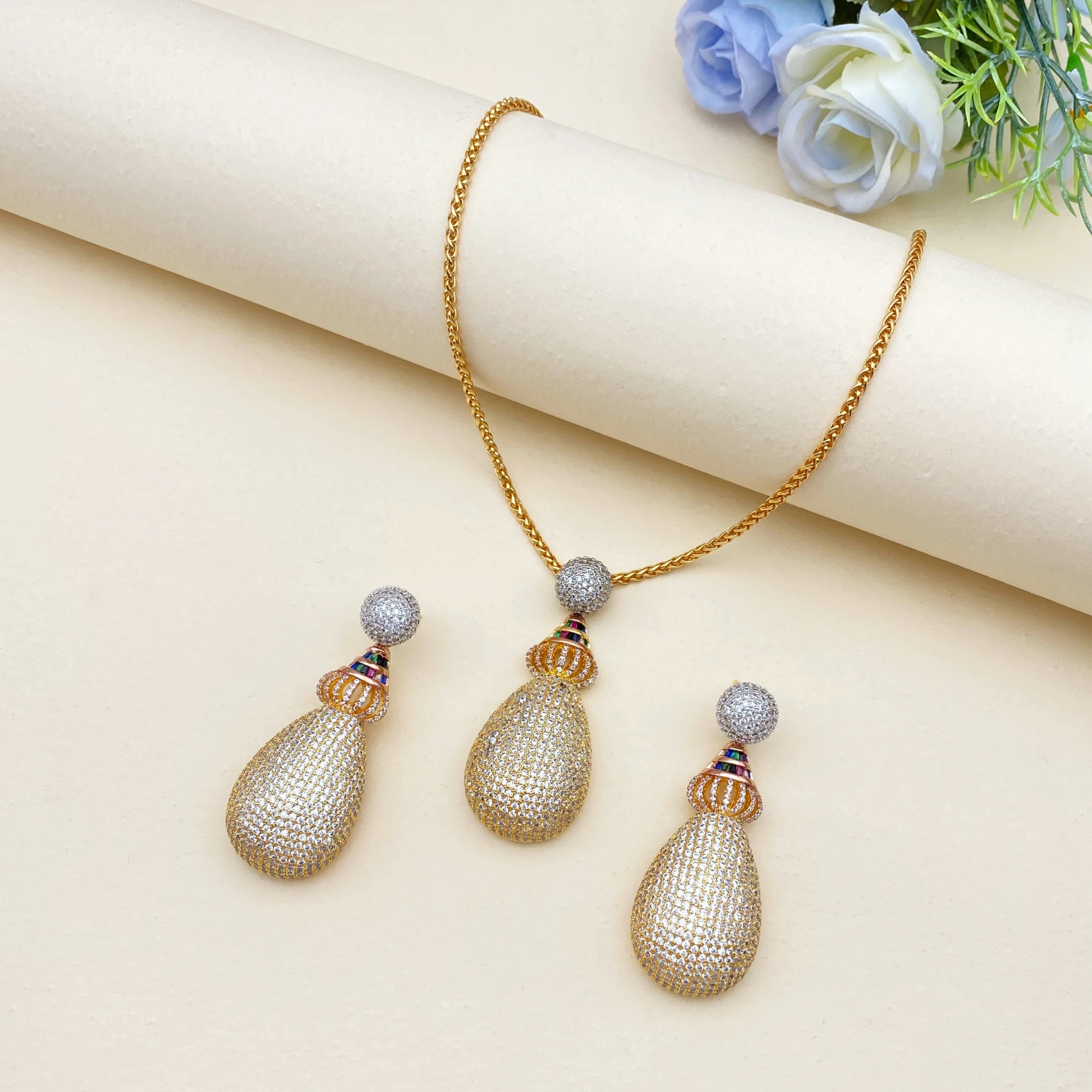 

Flora 2-Piece Set Gold Plated Earrings Necklaces Micro-Inlaid Zircon Essential for Parties Simplicity Fashion Jewelry