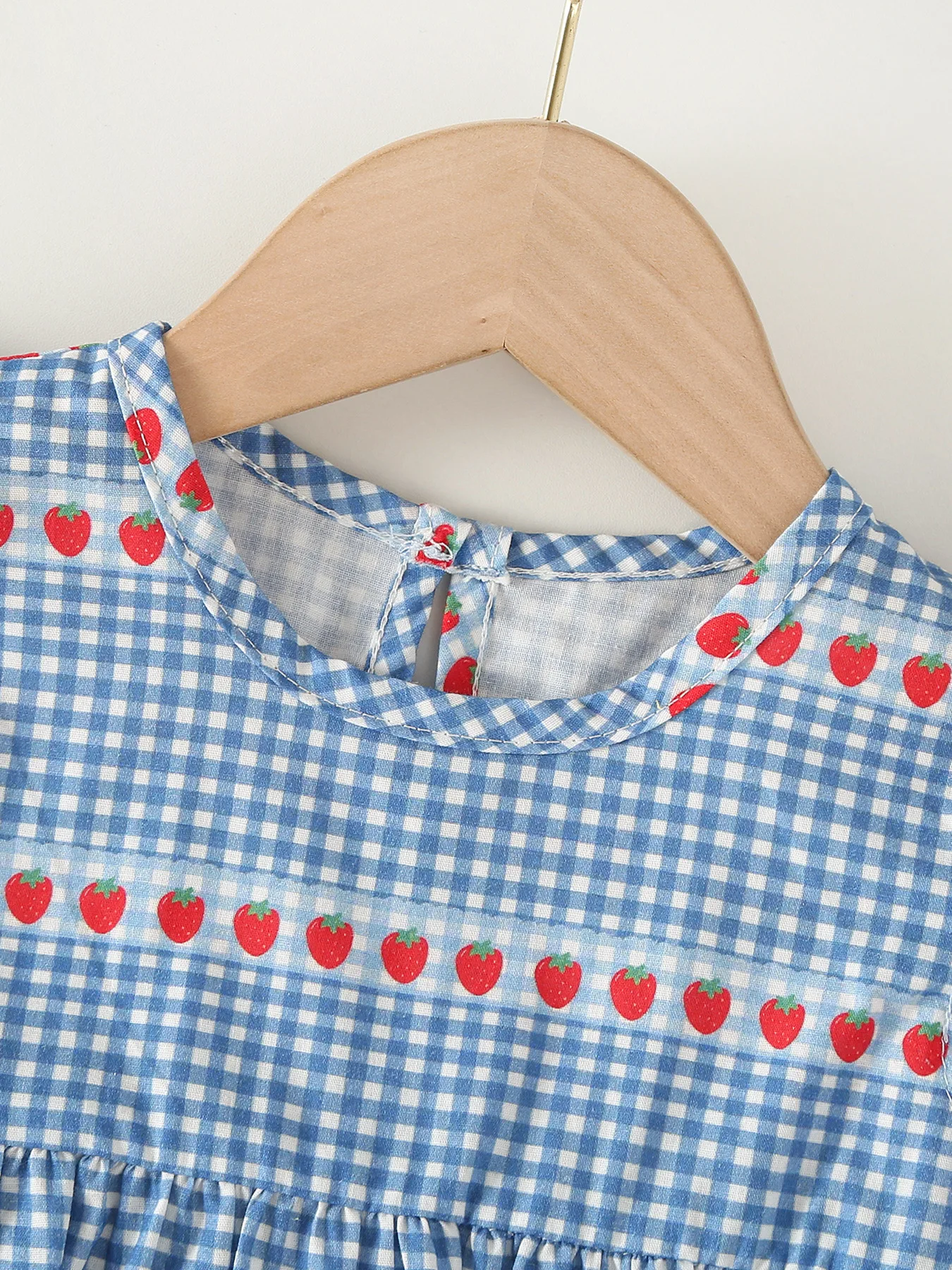 رومبير أطفال مطبوع عليه فراولة القماش القطني الأزرق 100% قطن ناعم وصديق للبشرة على الطراز الكوري بأكمام مرفرفة بدلة صيفية للفتيات