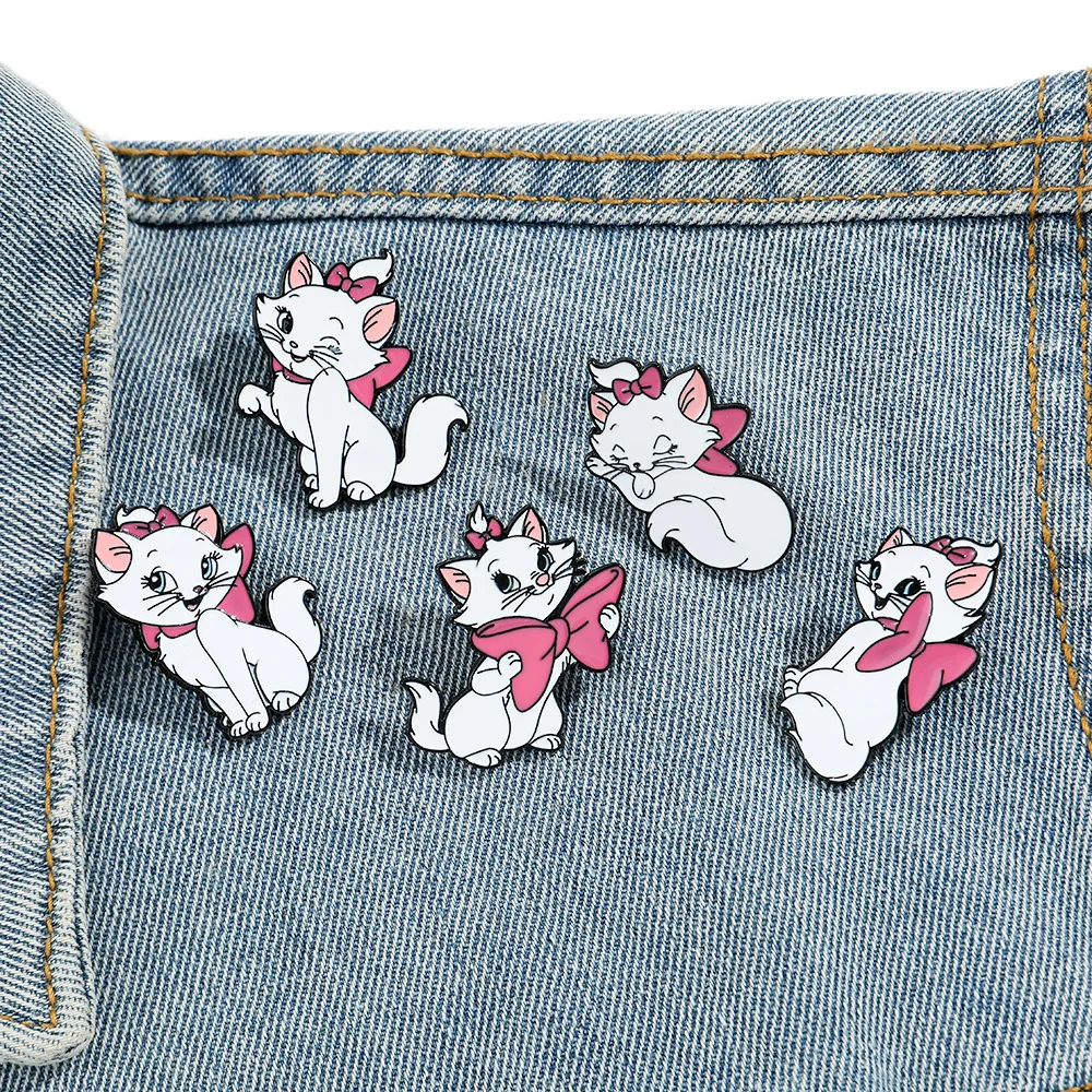 Disney Pins Cute White Cat Brooches Kawaii Marie Cat Metal Badge Accessories Fashion Men\'s and Women\'s Bag Clothing Decor Gifts