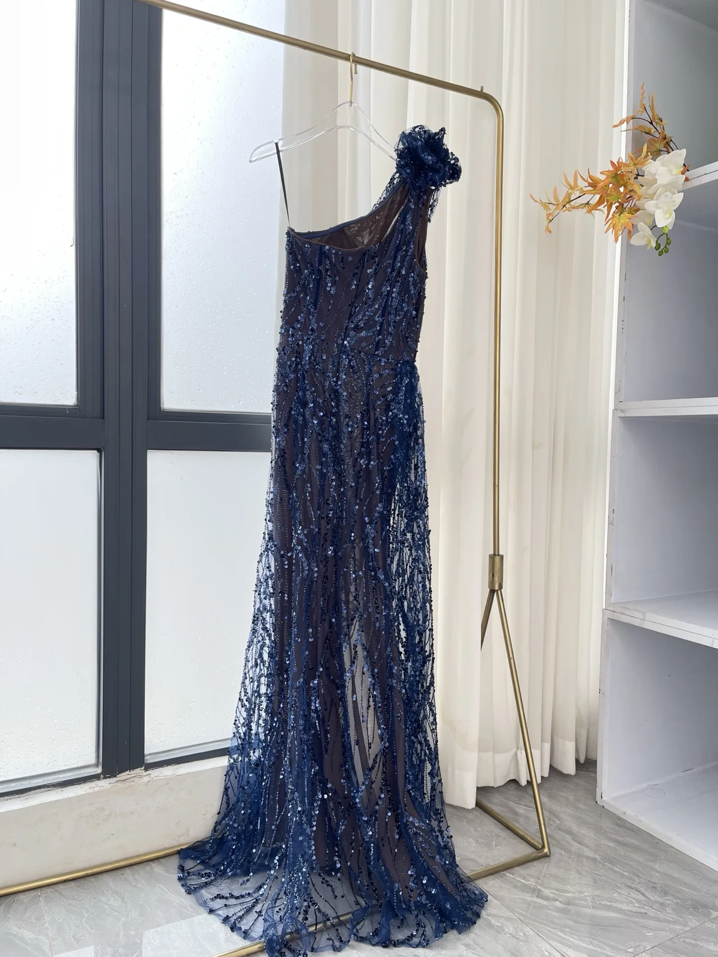 2025, marineblaues, ärmelloses Spitzen-Pailletten-Maxikleid mit diagonalem Schultergurt für Damen