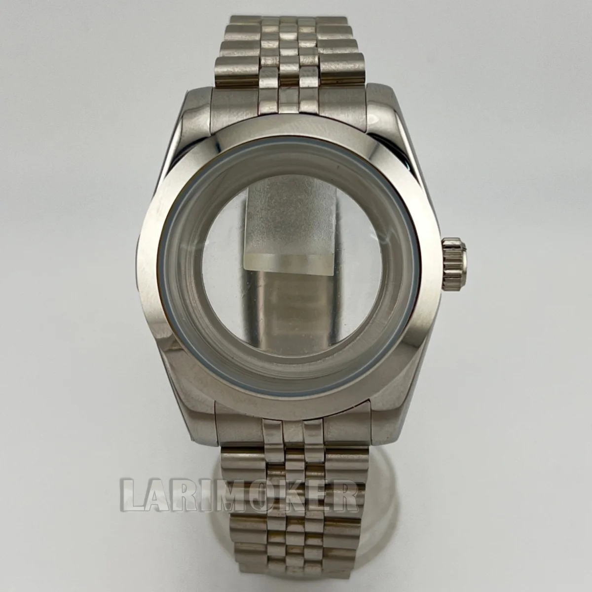 

39mm diving watch features a polished case and strap equipped with the NH35 NH36 ETA2824 Miyota8205 movement arched glass