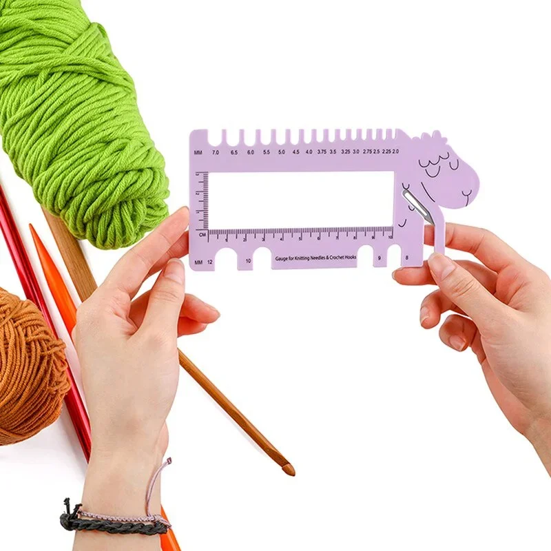 مقياس رأس الأغنام الجديد مع مقص لون وردي أرجواني لإبر الحياكة وخطافات كروشيه أداة مسطرة مم (مقاسات الولايات المتحدة والمملكة المتحدة وكندا)