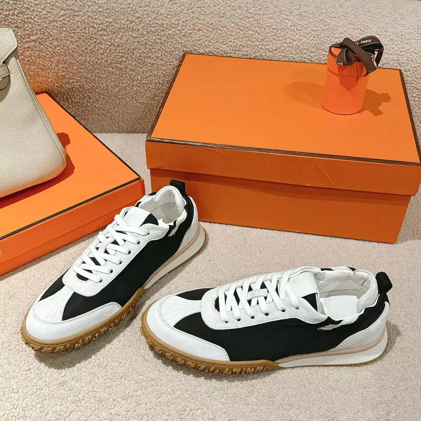 Sneakers Unisex in Tela Nera e Bianca con Suola in Gomma Scamosciata per Uomo e Donna