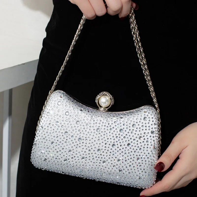 Squisita pochette da sera con cinturino a catena decorata con perle impreziosite di strass scintillanti in nero argento e colori champagne