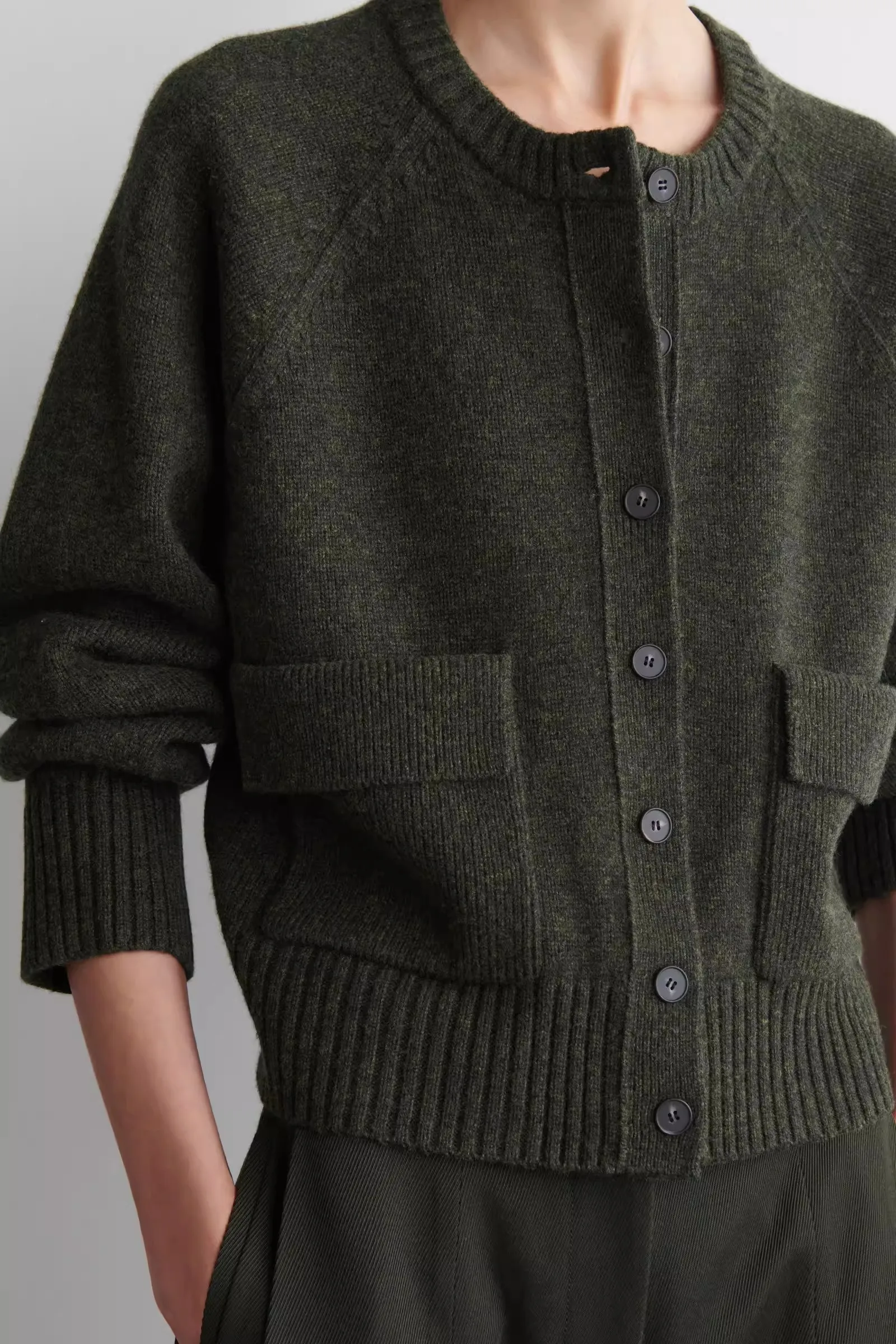 Ethereal MD 2025 cos نمط جديد للشتاء من الموضة غير الرسمية للسيدات سترة محبوكة برقبة دائرية من مزيج الصوف القياسي