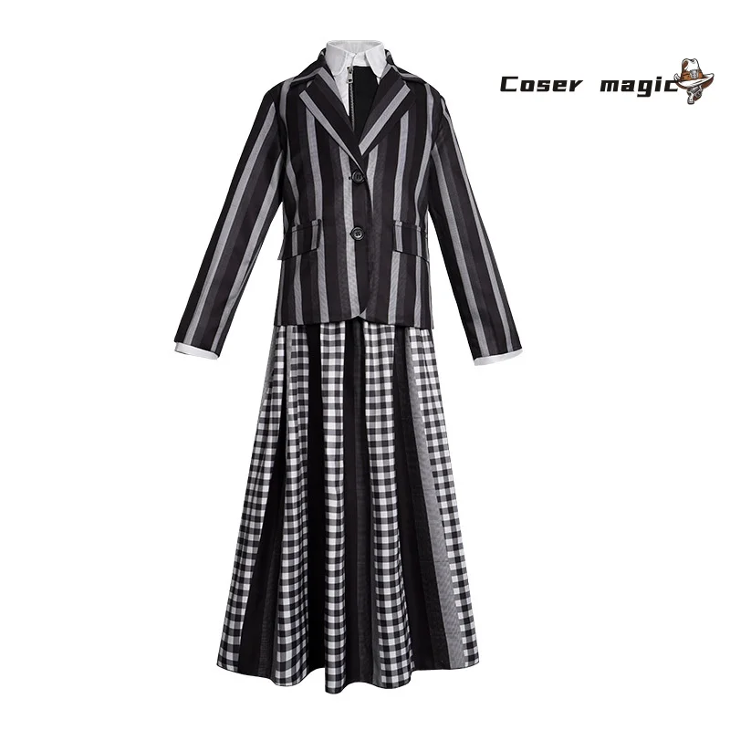 مجموعة فساتين مخططة مستوحاة من عائلة آدامز