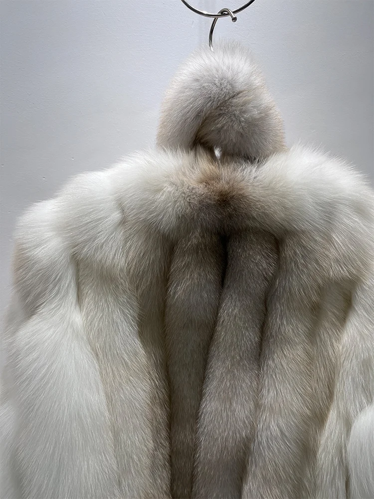 Modne płaszcze damskie na zimę 2025, grube i ciepłe kurtki z naturalnego futra lisa.