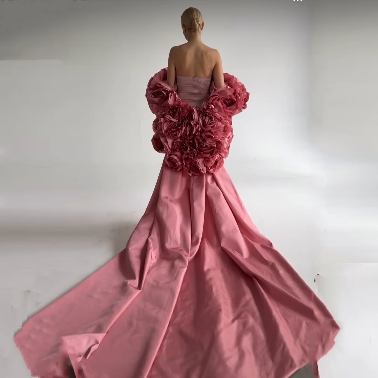 Capa floral rosa feita sob medida com cauda longa em camadas de flores com babados jaqueta feminina jaqueta de noiva chique