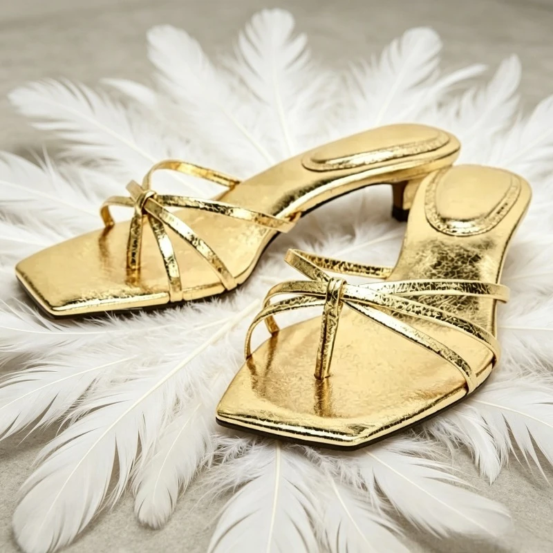 sandalias-de-tacon-bajo-para-mujer-estilo-mules-con-efecto-metalico-y-detalles-agrietados-con-tiras-cruzadas-y-punta-abierta-ideales-para-la-playa