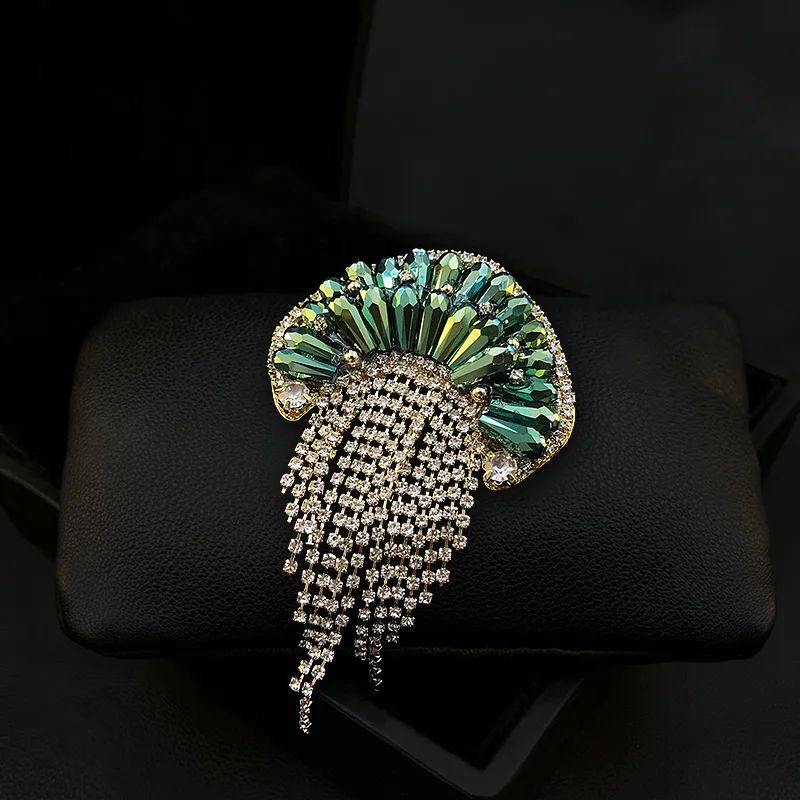 

Exquisite Jellyfish Tassel Brooch High-End Women Neckline Corsage Luxury Elegant Green Pin Suit Accessories Crystal Jewelry Gift