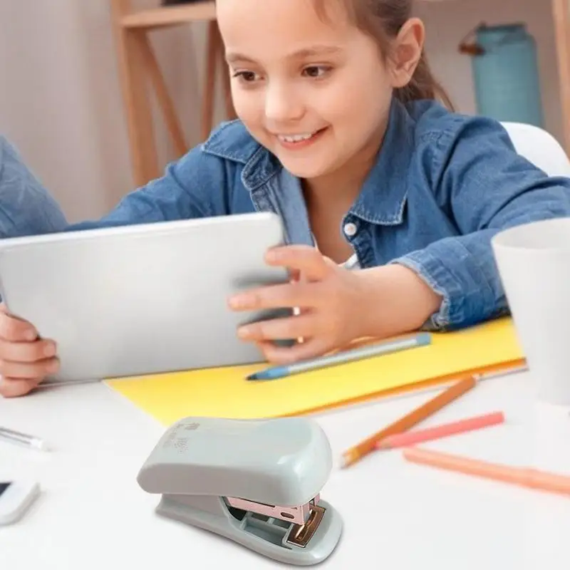 Степлер и степлер, ручной степлер с мягким захватом, включает в себя встроенный степлер и 400 шт. степлера, необходимый для классной комнаты степлер