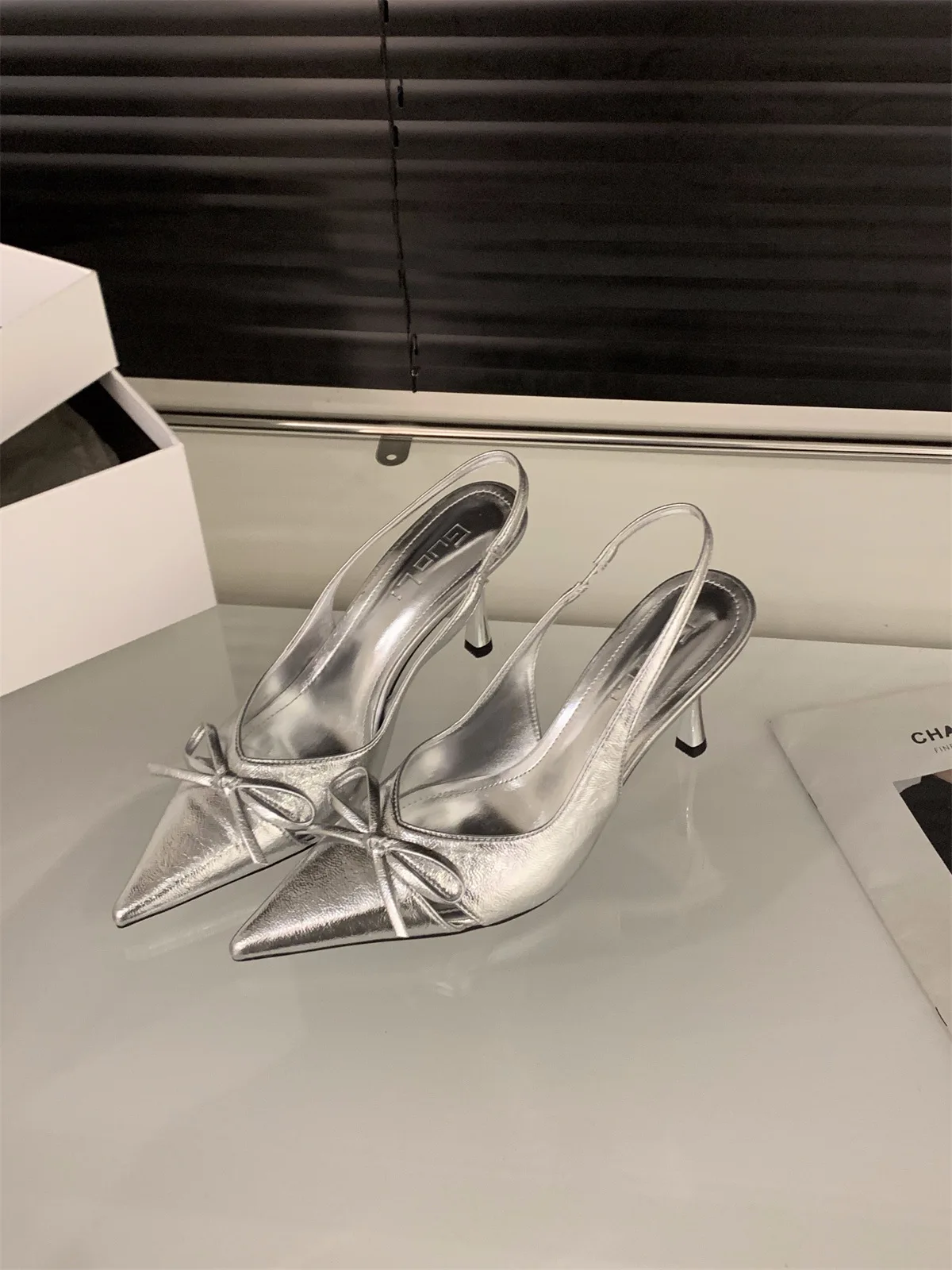 أحذية نسائية بكعب عالي، أحذية بكعب عالٍ وربطة عنق، ملابس الشارع 2025