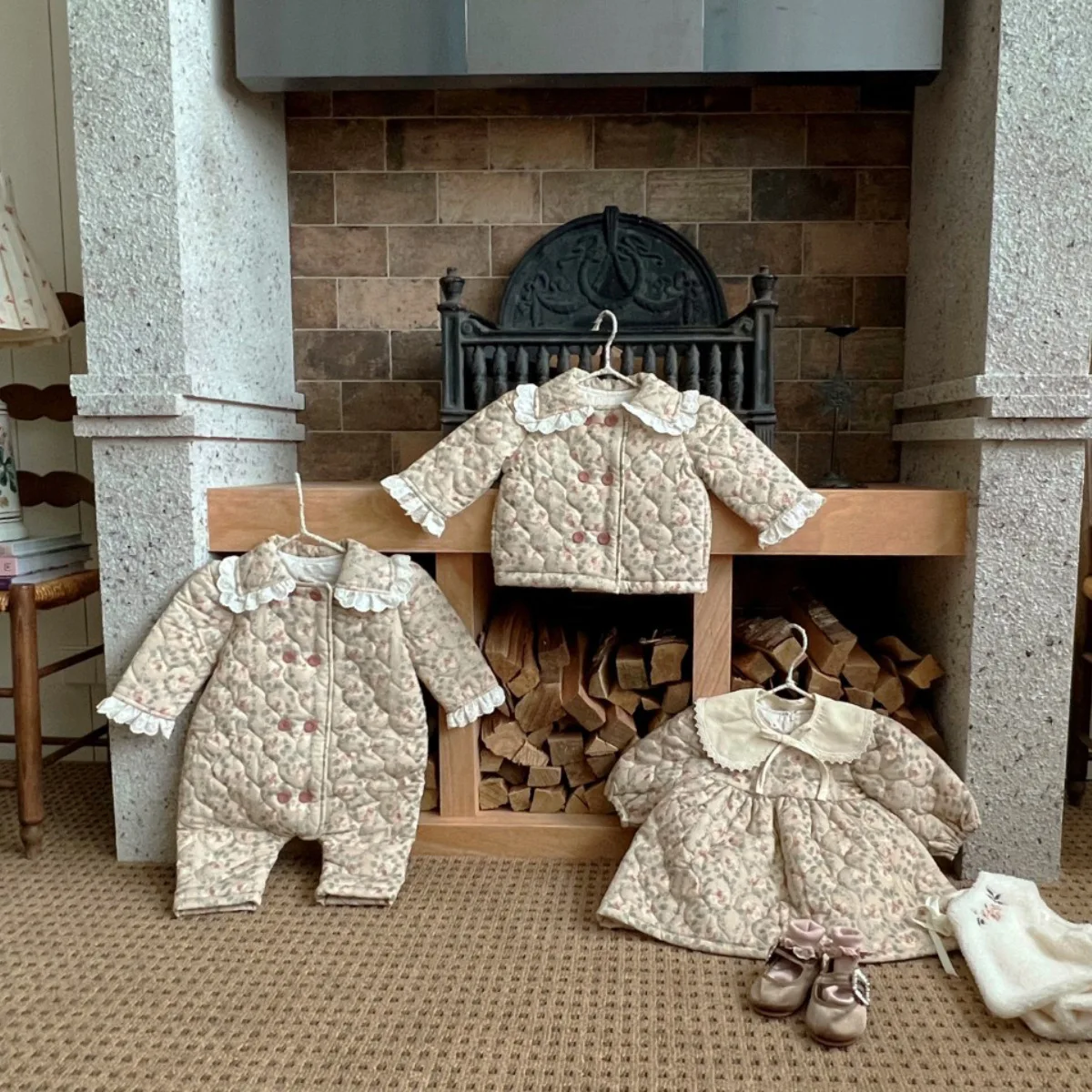 2025 invierno nuevo bebé encaje solapa mameluco más terciopelo grueso niñas Vintage Floral acolchado mono recién nacido ropa cálida 0-24M