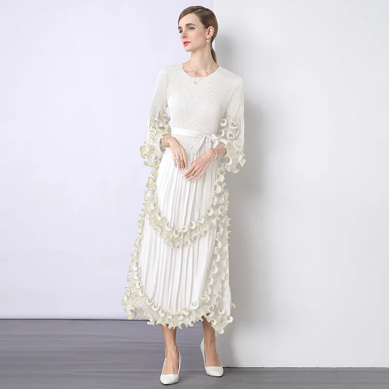 Vestido Solto com Detalhes em Ouro e Borda em Madeira, Estilo Saia de Camadas com Cintura Alta, Manga Longa para Outono