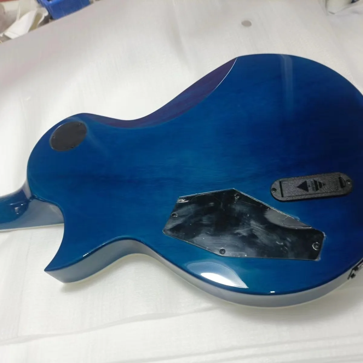 

Electric guitar, gradient color, peach blossom wood body, peach blossom heart wood fingerboard, in stock,