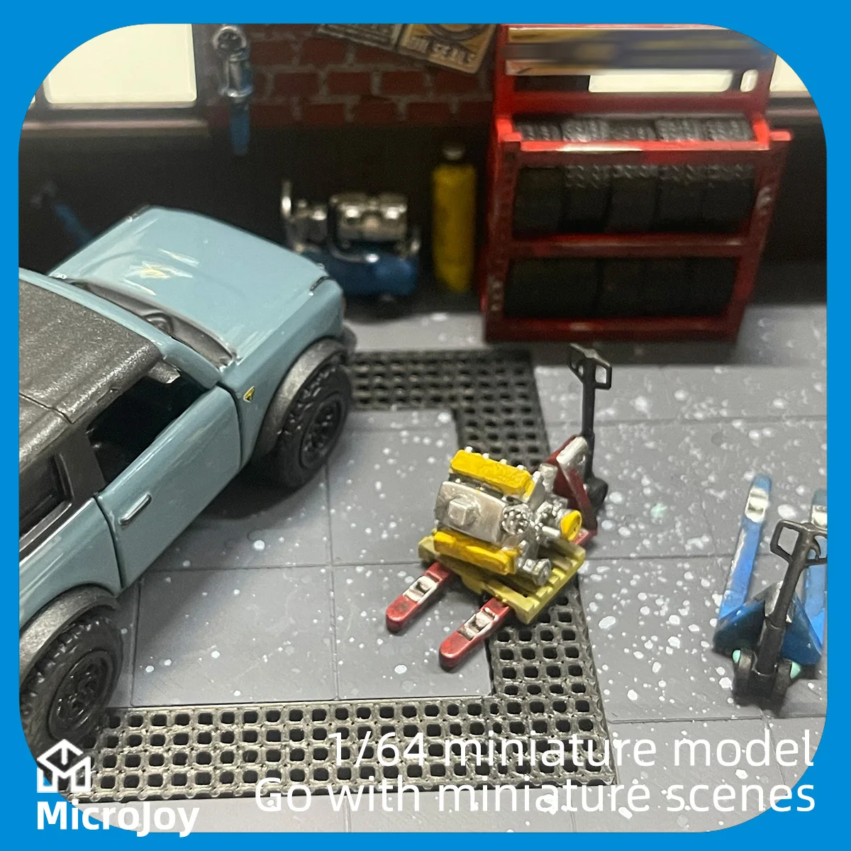 Detailed Scene: 1:64 Scale Miniature Model Repair Workshop, Mini Forklift Crane, Manual Hydraulic Forklift, Decorative Vehicle Model Scene with Vintage Layout
