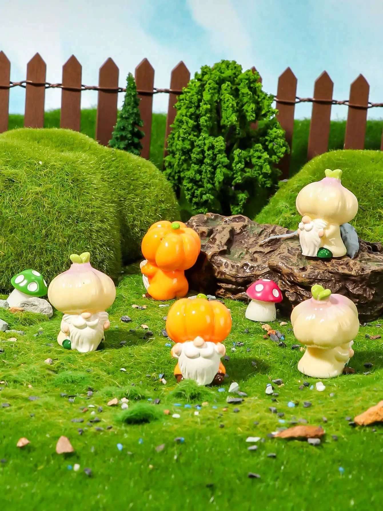 10Pcs Pumpkin Garlic Mini Resin Gnome Figurines, Random Color Ornaments for Micro Landscape Car Home Holiday Party Decor