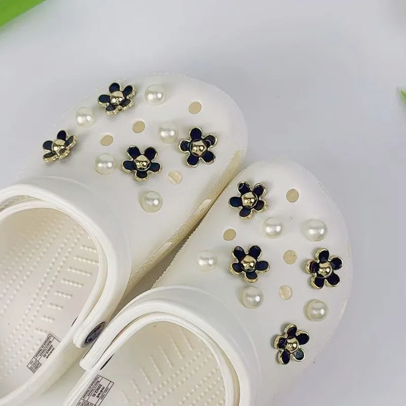 18 قطعة مجموعة سحر الأحذية الموضة اكسسوارات ثقب إبزيم حذاء أسود أبيض وردي زهرة اللؤلؤ لتقوم بها بنفسك ثلاثية الأبعاد الأحذية زينة لحقيبة Bogg