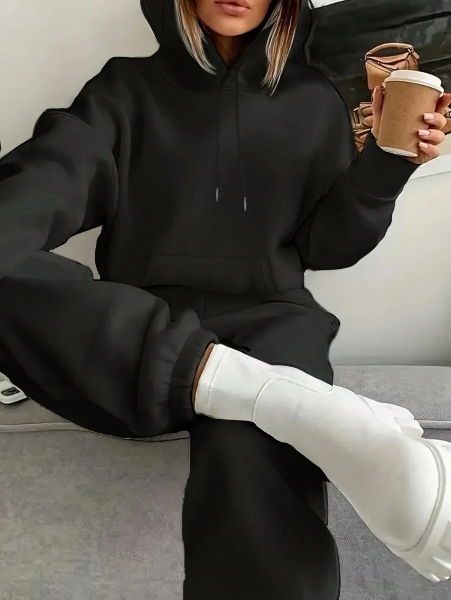 

Женский комплект: фиолетовая толстовка с капюшоном и брюки на шнурке