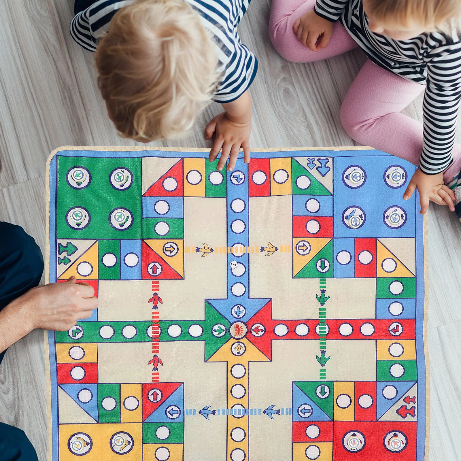 

Набор для игры в Лудо с ковриком 90x90 см, 16 пластиковых фигурок, для семейных игр, вечеринок и путешествий