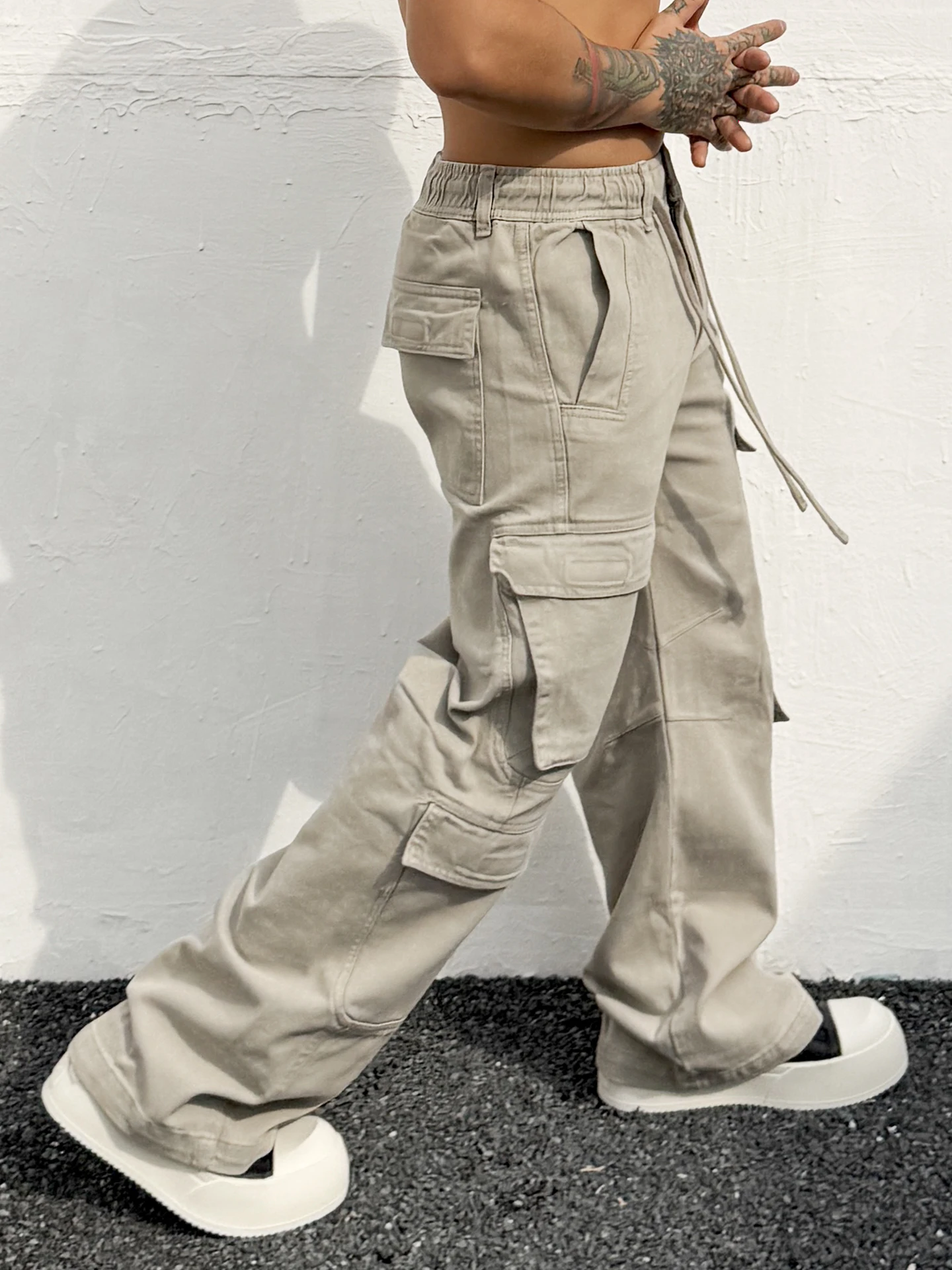 

Модные американские рабочие брюки в стиле workwear для мужчин, свободные брюки прямого кроя с несколькими карманами, повседневные брюки, удобный прямой крой.