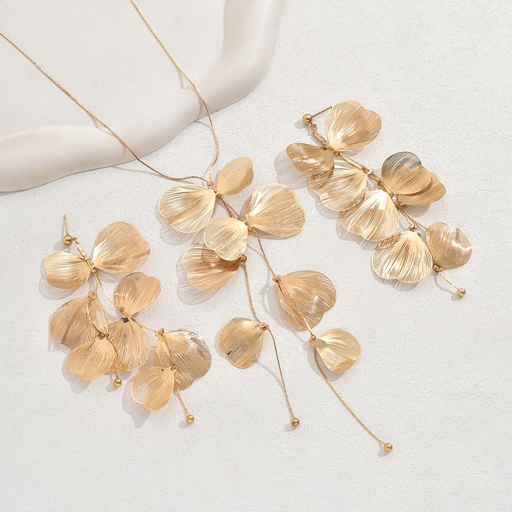 New Fashion Hollow Ginkgo Leaf Pendant Necklace Earrings Set for Women Europe America Luxury Bridal Wedding Jewelry Accessories