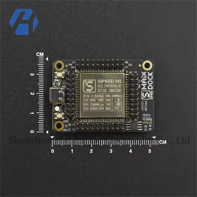 مجموعة تطوير M1 Dock AI مع وظائف مختلفة بما في ذلك كشف الوجه والتعرف على الكلام والتعرف على الأشياء الملونة.