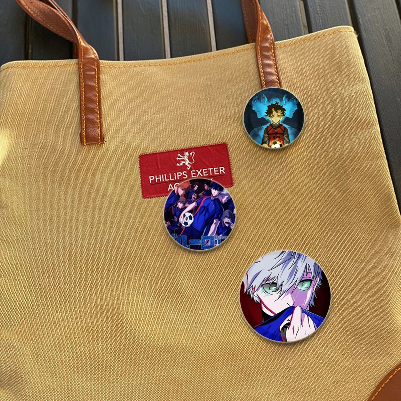 Pin bulat tombol kunci biru Anime karakter kartun Isagi Yoichi Bachira Meguru lencana Cosplay Aksesori hadiah perhiasan