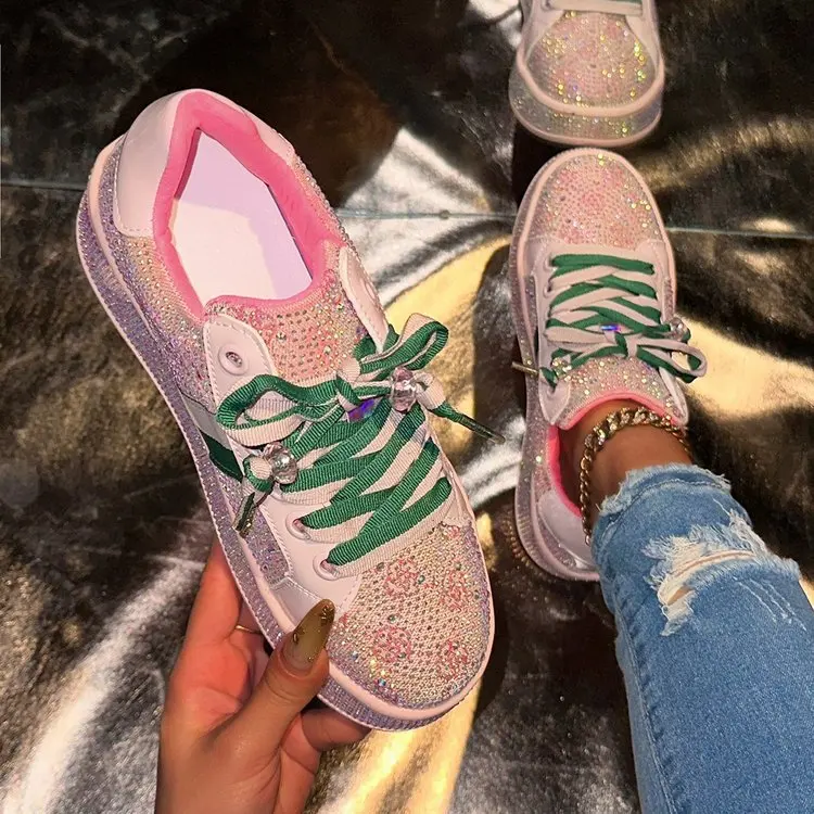 Scarpe sportive casual da donna in stile europeo con suola spessa di diamanti 2025 primavera nuove scarpe mocassini ricamate abbinate ai colori