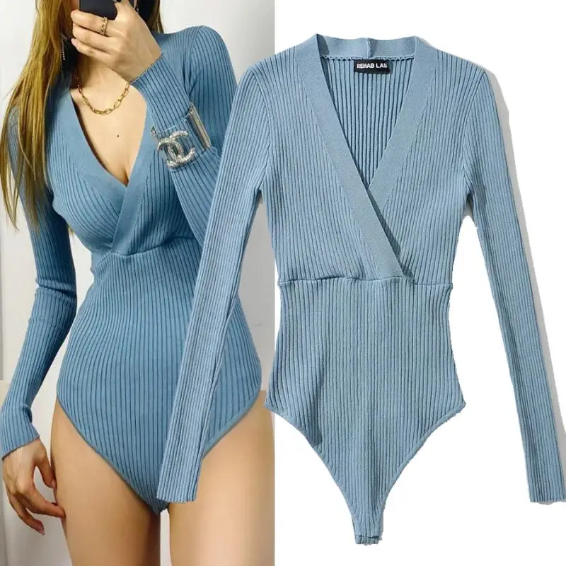 

Модный сексуальный вязаный комбинезон с V-образным вырезом для женщин, модель WMDR R2594, с высокой талией, короткие брюки, для повседневной носки, стандартный крой, плотный материал.