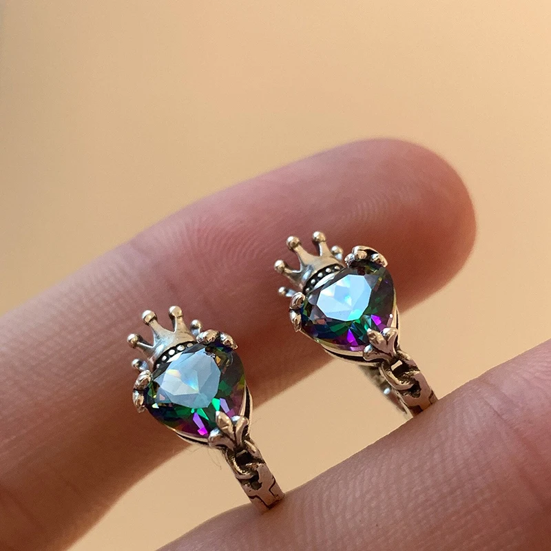 Huitan Zierliche Kronen-Creolen, eingelegtes farbiges Herz, kubischer Zirkon, neue trendige Damen-Ohrringe, schicke Accessoires, Hochzeitsschmuck