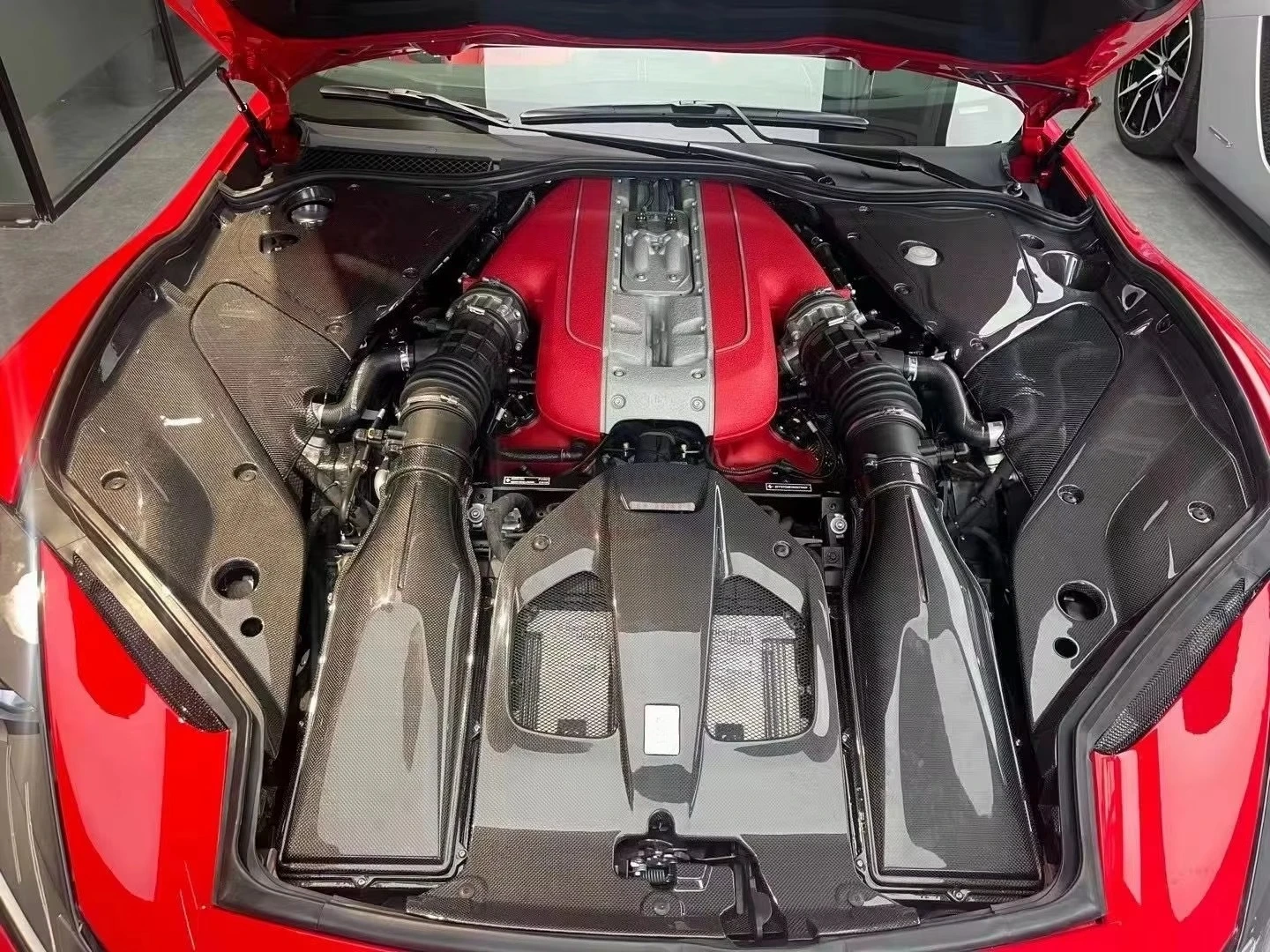 

Private Custom OEM Style Red Dry Carbon Fiber Engine Decoration Engine Compartment Intake Manifold for Ferrari 812