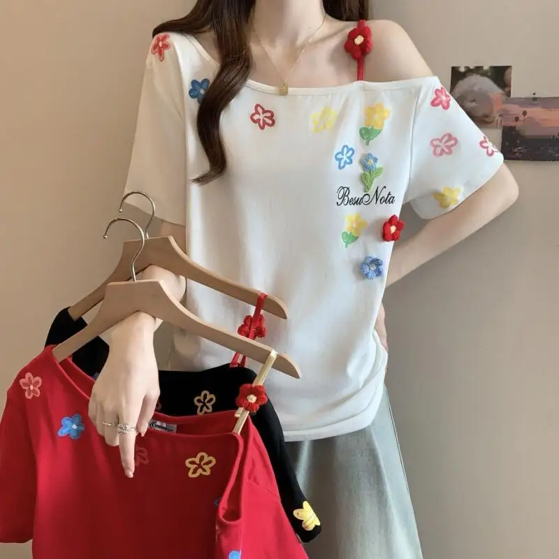 

Корейская женская футболка с открытыми плечами и короткими рукавами с цветочной вышивкой, новый летний свободный и модный топ для женщин