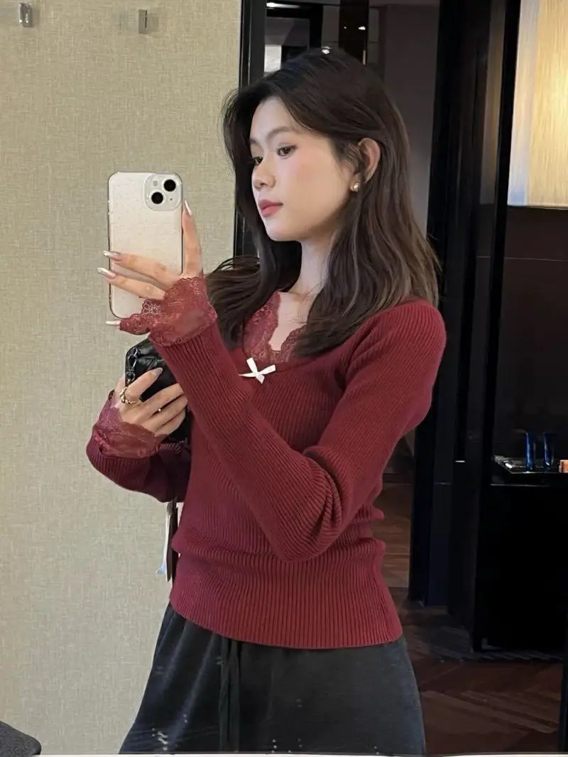 เสื้อสเวตเตอร์ถักสำหรับผู้หญิง รุ่นใหม่ประจำปี 2024 สำหรับฤดูใบไม้ร่วงและฤดูหนาว ตกแต่งด้วยลูกไม้ ทรงเข้ารูป สไตล์เกาหลี เหมาะสำหรับใส่ทำงานและแฟชั่น