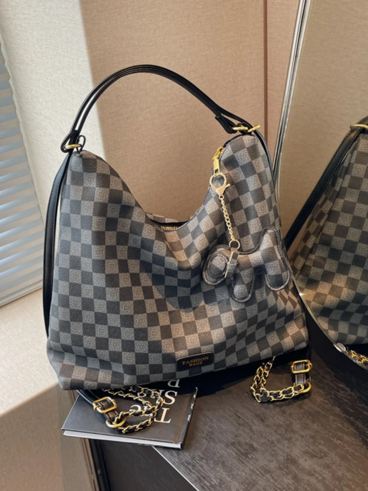 حقيبة نسائية جديدة لعام 2024 ذات سعة كبيرة، حقيبة كتف واحدة من الجلد الناعم بتصميم عتيق، حقيبة كروس أنيقة للسيدات العاملات