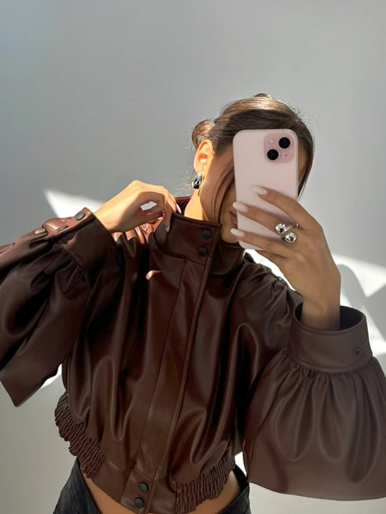 เสื้อแจ็คเก็ตหนังเทียมคอตั้งทรงสั้นสไตล์สตรีทแฟชั่น  แบบต่อผ้าสีพื้น  รุ่นใหม่สำหรับผู้หญิง