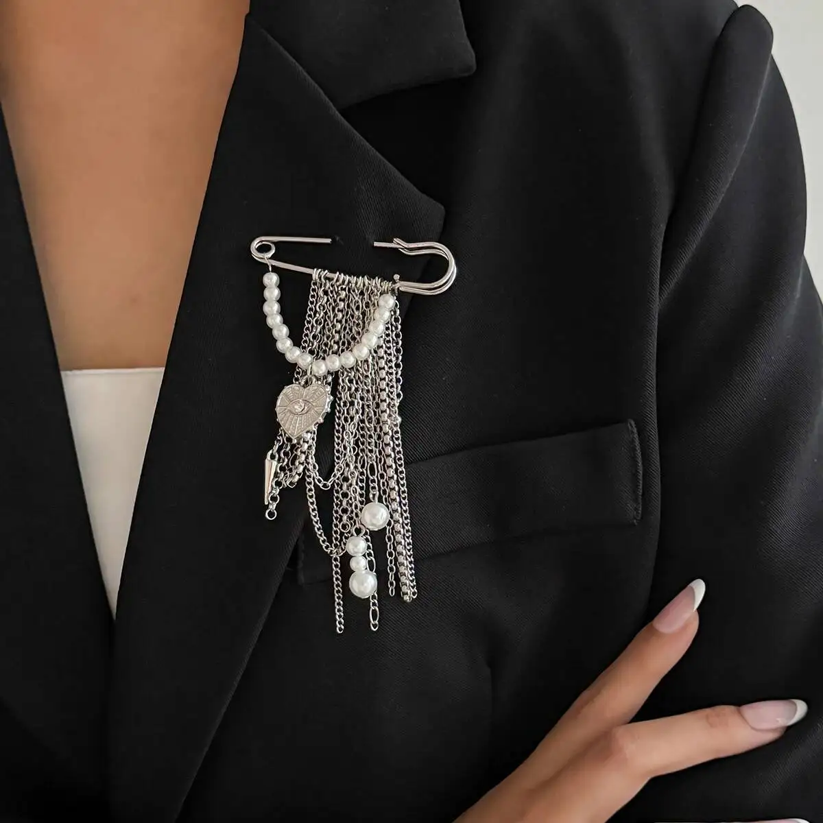 SHIXIN 2026 Trendy Imitation Pearl Love Heart Pendant Brooches for Women Unique Silver Color Metal Tassel Suit Shirt Brooch Pin