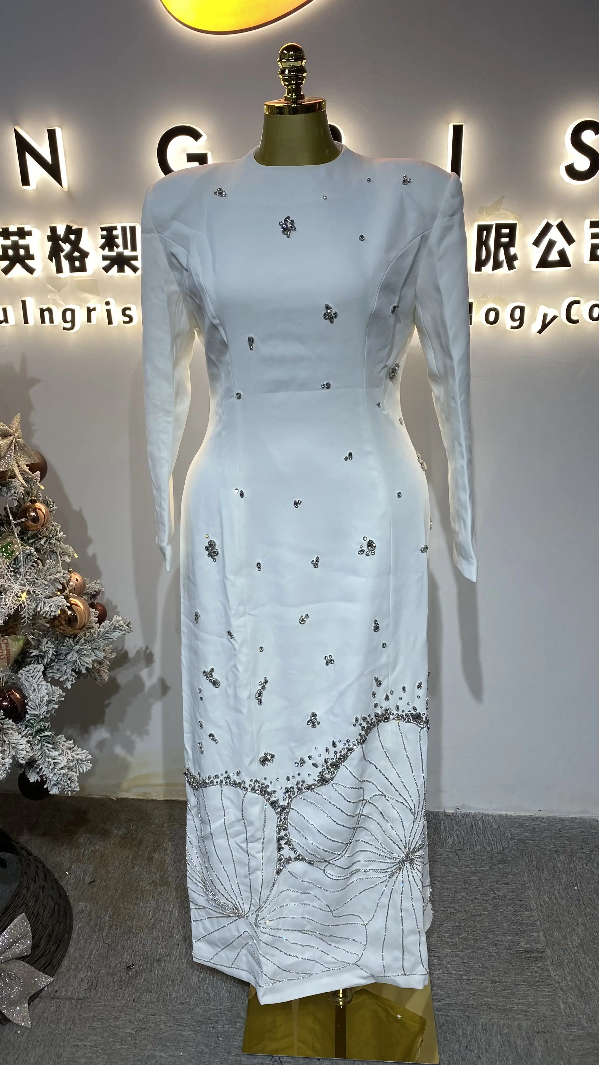 

High-quality custom-made women's dresses featuring heavy beading and rhinestone embellishments in long party gowns-GZXX391