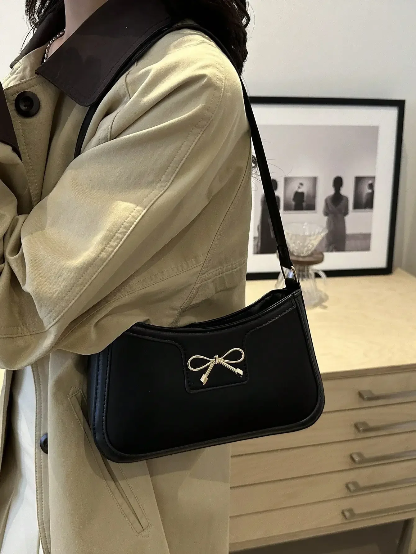 حقيبة نسائية عصرية من جلد البولي يوريثان لعام 2025 تحت الإبط مع سحاب إغلاق وديكور فيونكة ذهبية محفظة كروس أنيقة غير رسمية للاستخدام اليومي