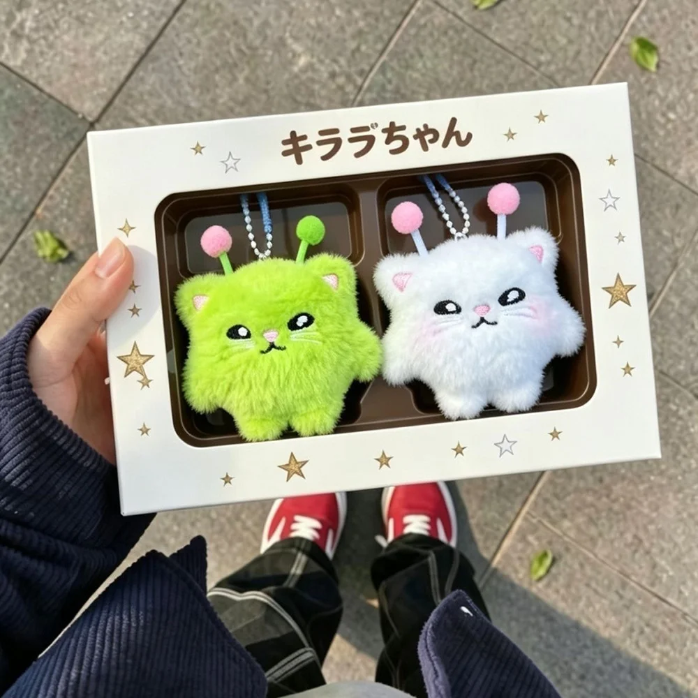 2 Stück Niedlicher Alien-Katzen-Cartoon-Schlüsselanhänger Kawaii Weltraum-Kätzchen-Charakter Schlüsselring Fan-Kollektion Geschenk-Accessoires