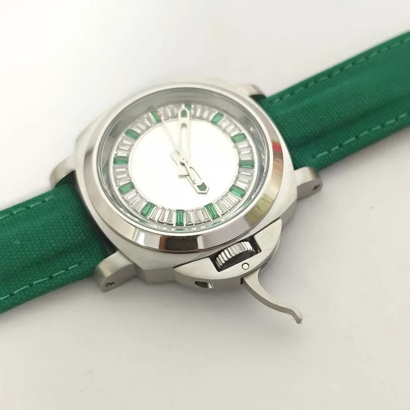 O novo relógio masculino tem uma caixa de aço inoxidável de 40 mm com mostrador de espelho mineral e fundo transparente com calibre NH35